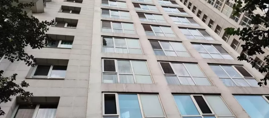 小区业主还原于朦胧坠楼细节，房间纱窗损坏，网红民警谈排除刑事案件-第1张图片-