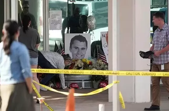 捍卫持枪却遭枪杀，无公职在身却获降半旗待遇，美国“网红”柯克什么来头？-第2张图片-