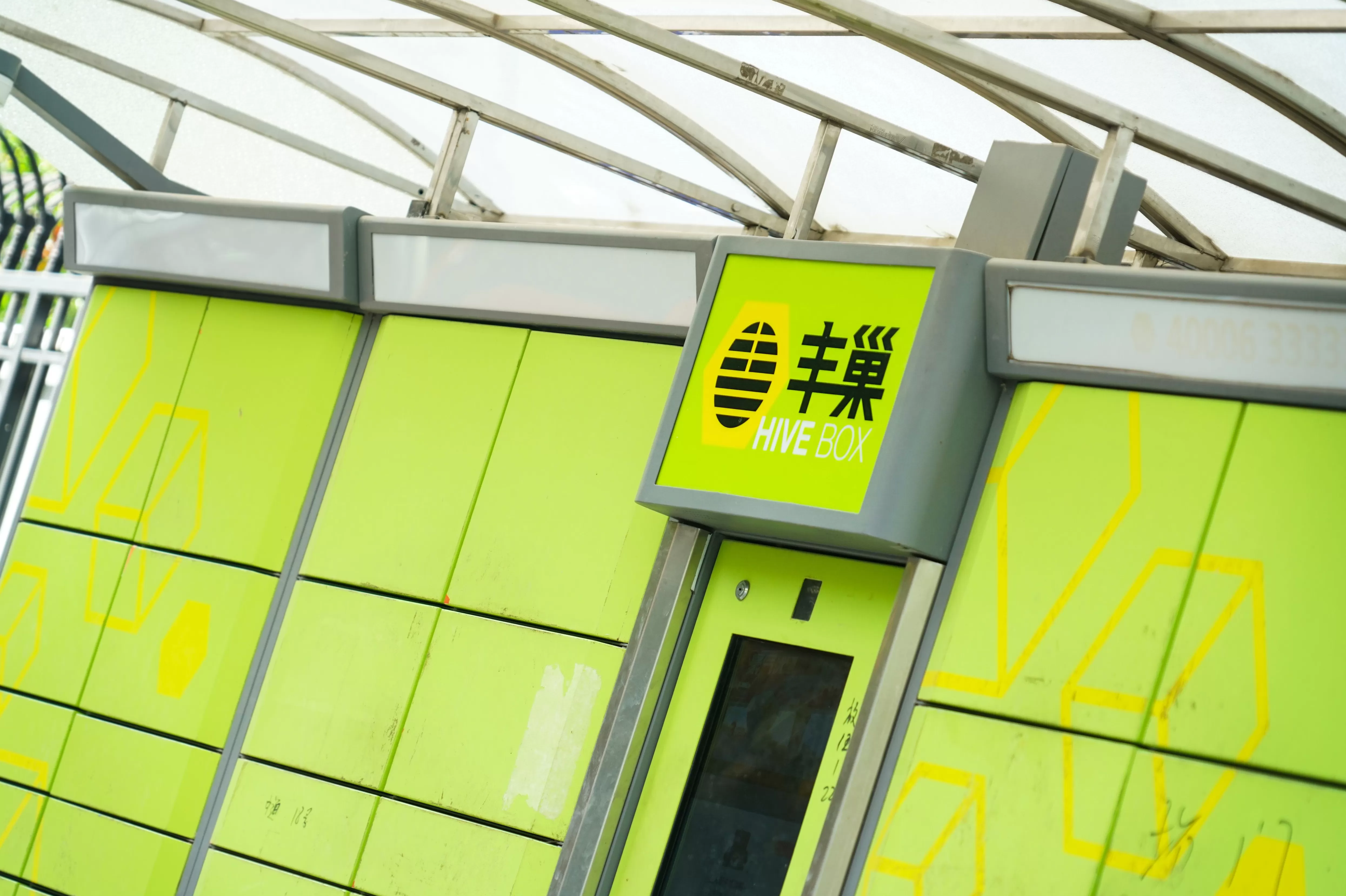 五千元名牌鞋被擅自更换鞋底，丰巢洗护：洗坏了，正在沟通赔偿事宜-第1张图片-