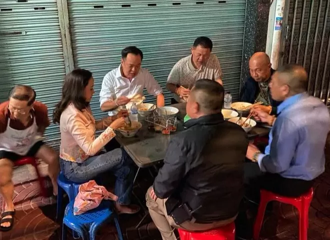 泰国新总理和太太吃路边摊,两位将军相伴,“有深意”-第1张图片- 泰国新总理和太太吃路边摊,两位将军相伴,“有深意”-第1张图片-