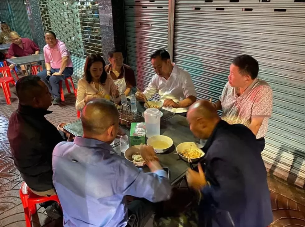 泰国新总理和太太吃路边摊,两位将军相伴,“有深意”-第5张图片- 泰国新总理和太太吃路边摊,两位将军相伴,“有深意”-第5张图片-