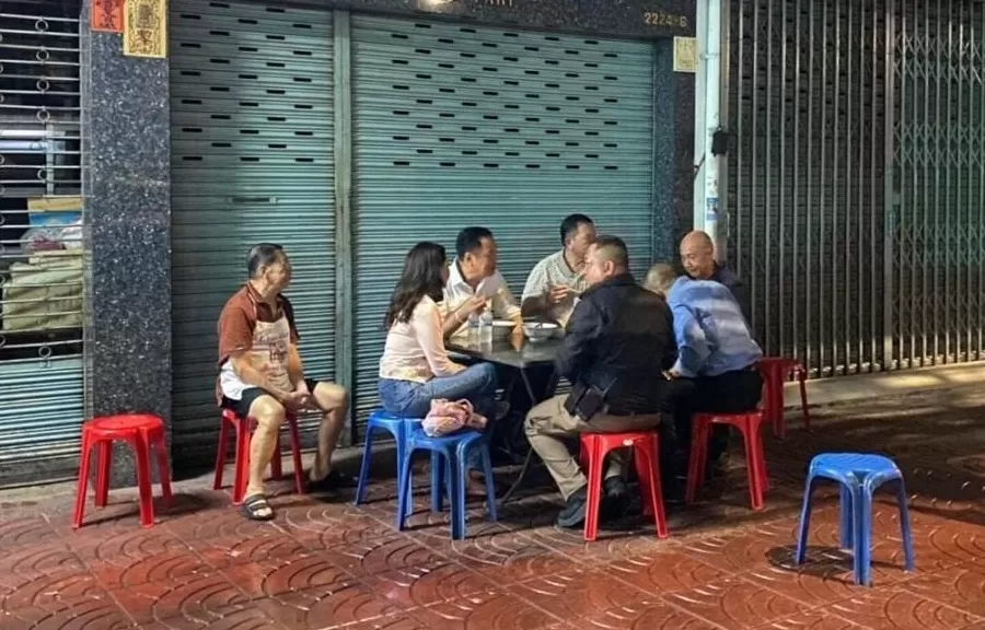 泰国新总理和太太吃路边摊,两位将军相伴,“有深意”-第2张图片- 泰国新总理和太太吃路边摊,两位将军相伴,“有深意”-第2张图片-