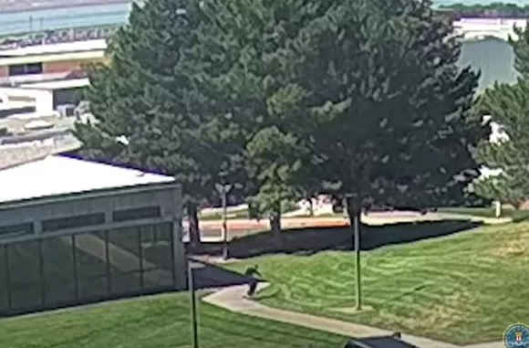 悬赏10万美元、新视频公布，全美搜捕特朗普盟友枪杀案凶手-第2张图片-