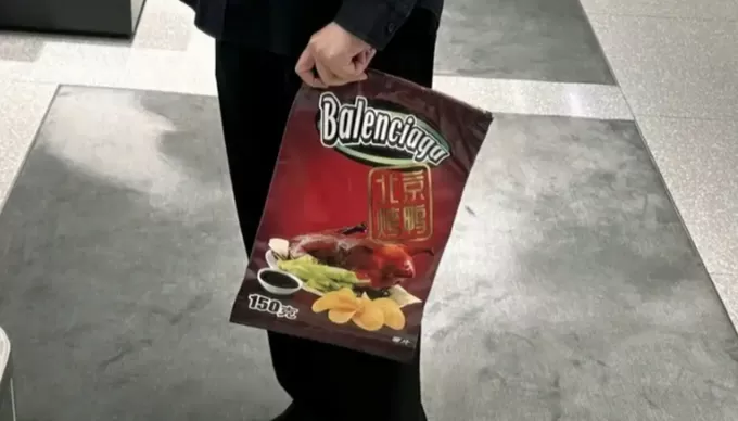 巴黎世家推8200元“塑料袋”款新包，客服称材料为织物-第5张图片-