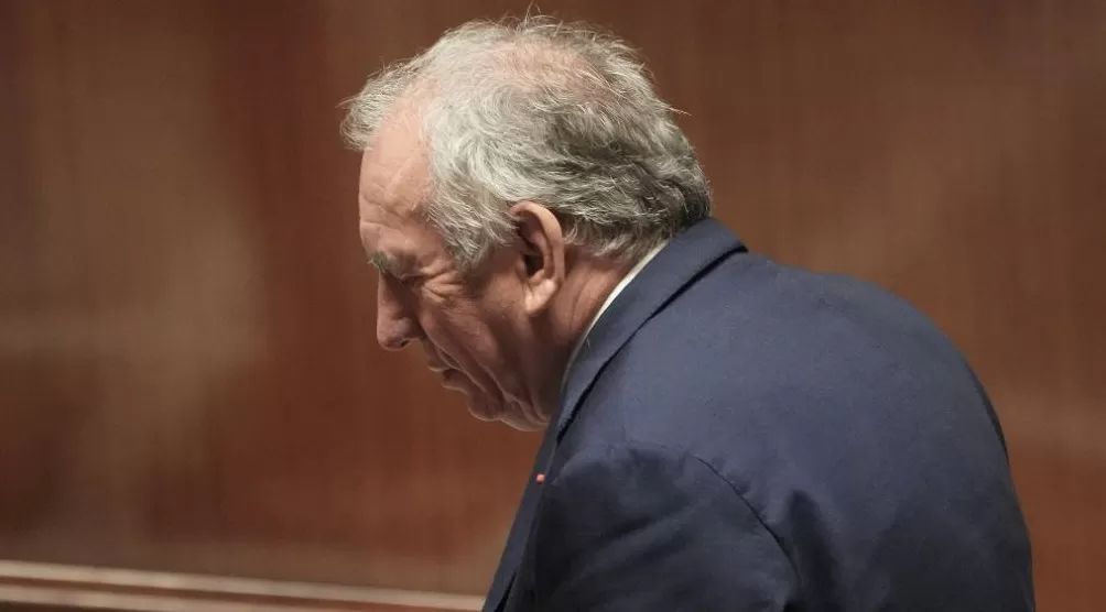 总理“政治自杀”、街头“封锁一切”,法国为何再度深陷泥沼-第1张图片- 总理“政治自杀”、街头“封锁一切”,法国为何再度深陷泥沼-第1张图片-