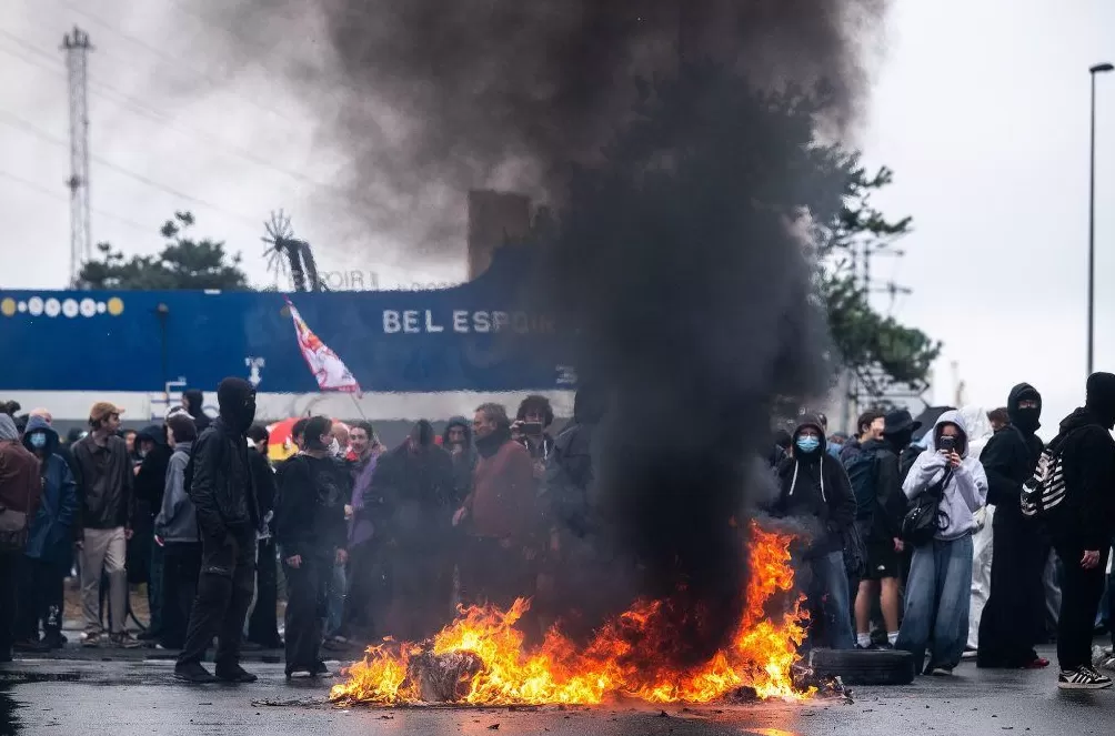 总理“政治自杀”、街头“封锁一切”,法国为何再度深陷泥沼-第3张图片- 总理“政治自杀”、街头“封锁一切”,法国为何再度深陷泥沼-第3张图片-