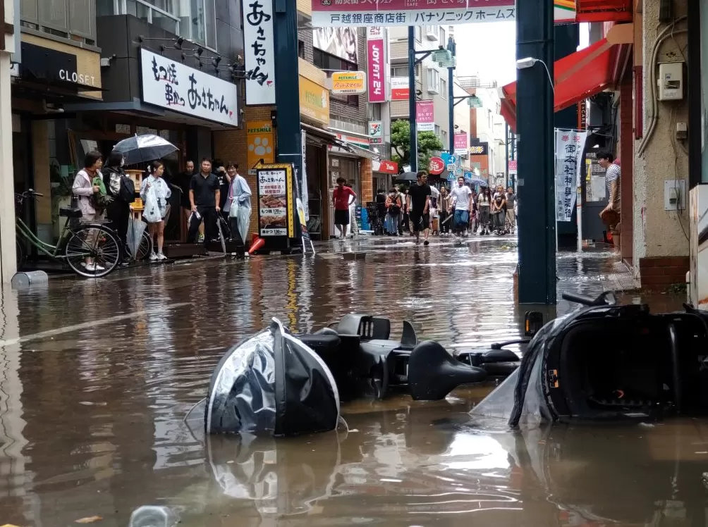 第1现场｜东京破纪录暴雨：JR停运、机场延误、局部停电-第1张图片-