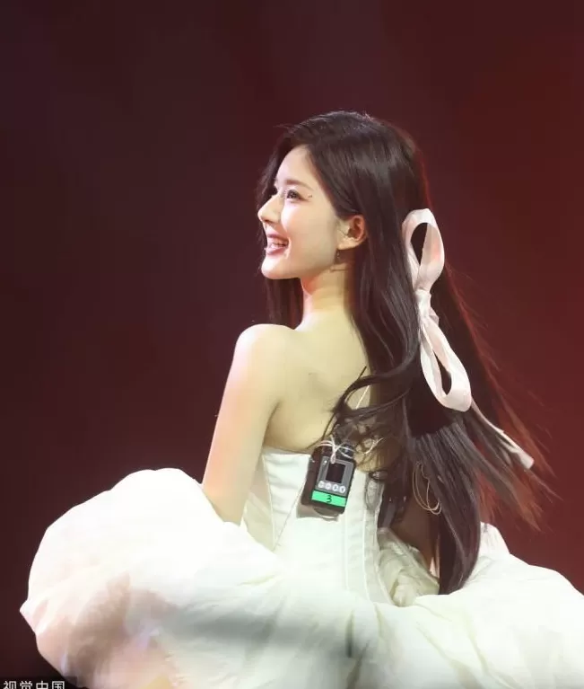 赵露思直播掀桌，流量明星真被资本做局了？-第1张图片-