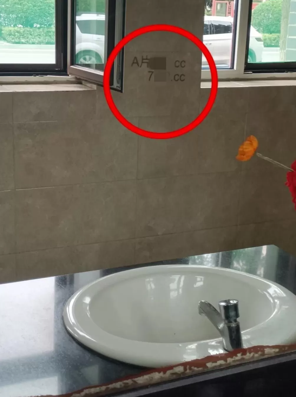 公共厕所墙面被被人刻满了黄色网址,一爷爷当场举报-第2张图片- 公共厕所墙面被被人刻满了黄色网址,一爷爷当场举报-第2张图片-