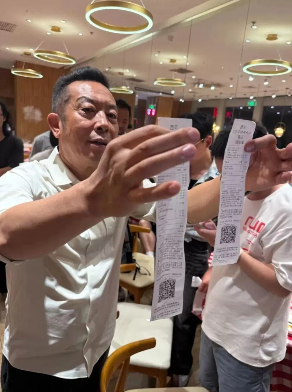 大河报记者实探郑州西贝餐厅：已上线“罗永浩菜单”，参观后厨需出示健康证明-第1张图片-