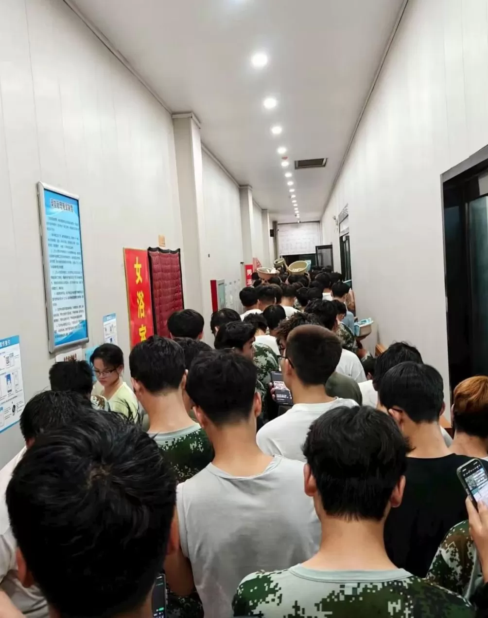 一职业学院学生澡堂门口排长队等洗澡,校方:学生军训后集中过来造成拥挤,将向后勤处反映-第1张图片- 一职业学院学生澡堂门口排长队等洗澡,校方:学生军训后集中过来造成拥挤,将向后勤处反映-第1张图片-
