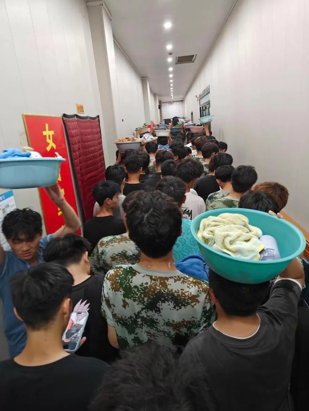 一职业学院学生澡堂门口排长队等洗澡,校方:学生军训后集中过来造成拥挤,将向后勤处反映-第2张图片- 一职业学院学生澡堂门口排长队等洗澡,校方:学生军训后集中过来造成拥挤,将向后勤处反映-第2张图片-