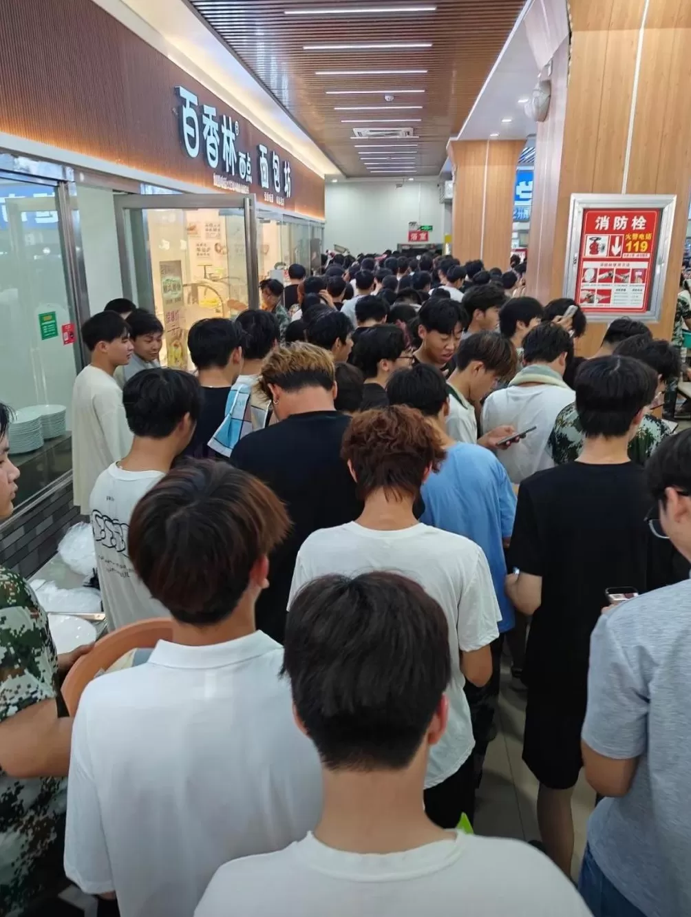 一职业学院学生澡堂门口排长队等洗澡,校方:学生军训后集中过来造成拥挤,将向后勤处反映-第5张图片- 一职业学院学生澡堂门口排长队等洗澡,校方:学生军训后集中过来造成拥挤,将向后勤处反映-第5张图片-