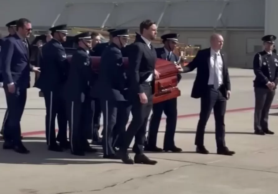 释新闻|特朗普“守夜”万斯扶棺,柯克遇刺为何让白宫如此破防?-第2张图片- 释新闻|特朗普“守夜”万斯扶棺,柯克遇刺为何让白宫如此破防?-第2张图片-