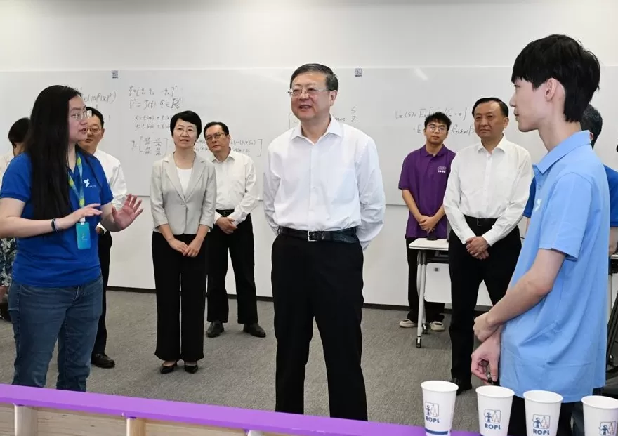 在人工智能发展上充分发挥“尖兵”作用！陈吉宁调研上海创智学院-第2张图片-