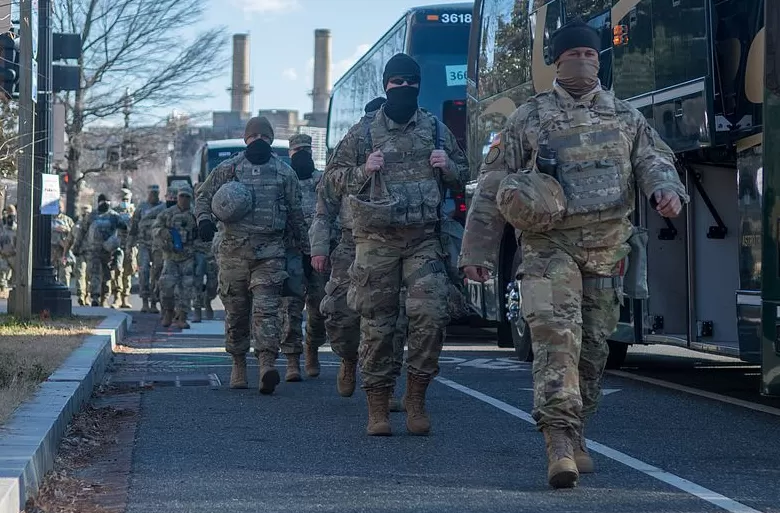 特朗普准备出兵芝加哥之际，法官禁止白宫在洛杉矶部署军队-第1张图片-