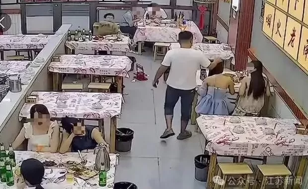 女子吃夜宵遭陌生男“摸头”，要求道歉反被其同伴辱骂！南昌警方：派出所正调查处理-第1张图片-