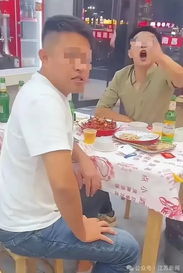 女子吃夜宵遭陌生男“摸头”，要求道歉反被其同伴辱骂！南昌警方：派出所正调查处理-第3张图片-
