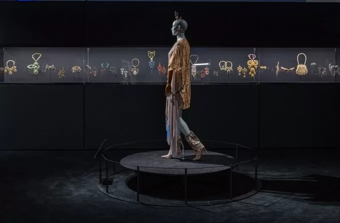 Vivienne Westwood《她和她的珠宝展》开展，TUMI途明中国首家旗舰店落地上海｜是日美好事物-第6张图片-