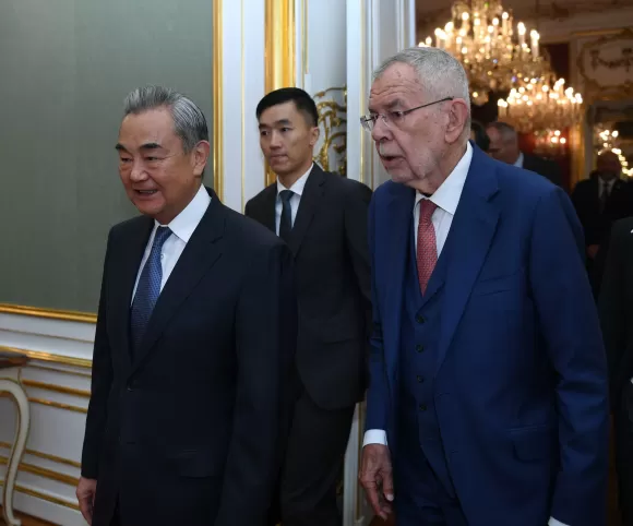 奥地利总统范德贝伦会见王毅-第1张图片-