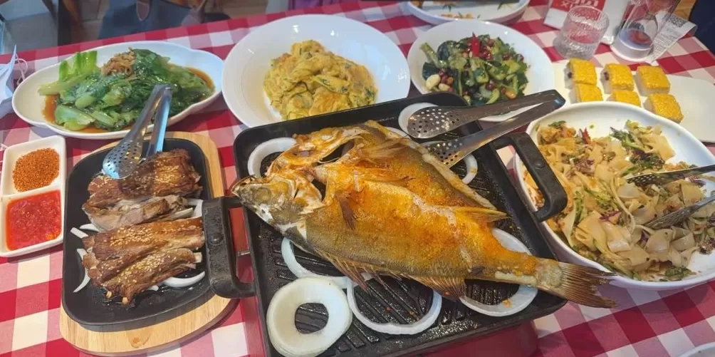 实探西贝制作罗永浩“同款套餐”：葱香烤鱼用的是保质18个月腌制冷冻鱼-第2张图片-