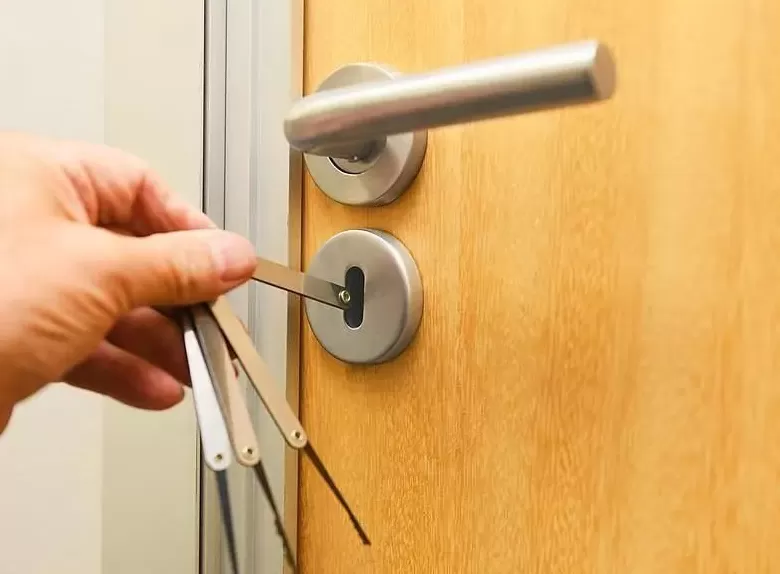 线上预约25元上门后要价两千多,开锁乱象如何规范?-第1张图片- 线上预约25元上门后要价两千多,开锁乱象如何规范?-第1张图片-