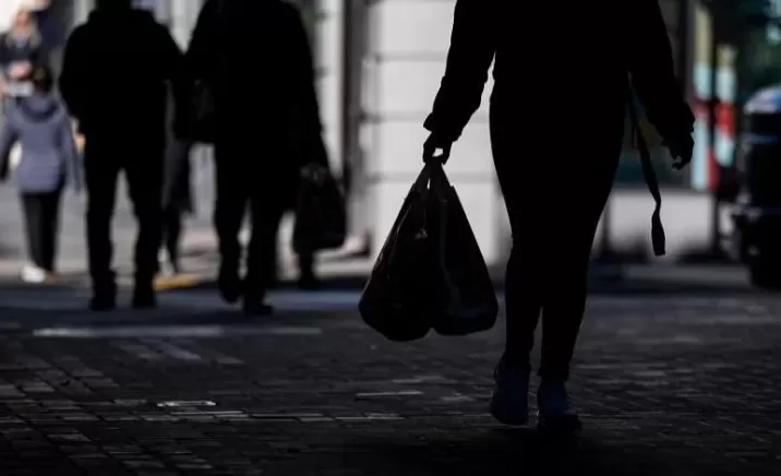 【世界说】耶鲁预算实验室:美关税政策或让百万美国人滑向贫困深渊-第2张图片- 【世界说】耶鲁预算实验室:美关税政策或让百万美国人滑向贫困深渊-第2张图片-