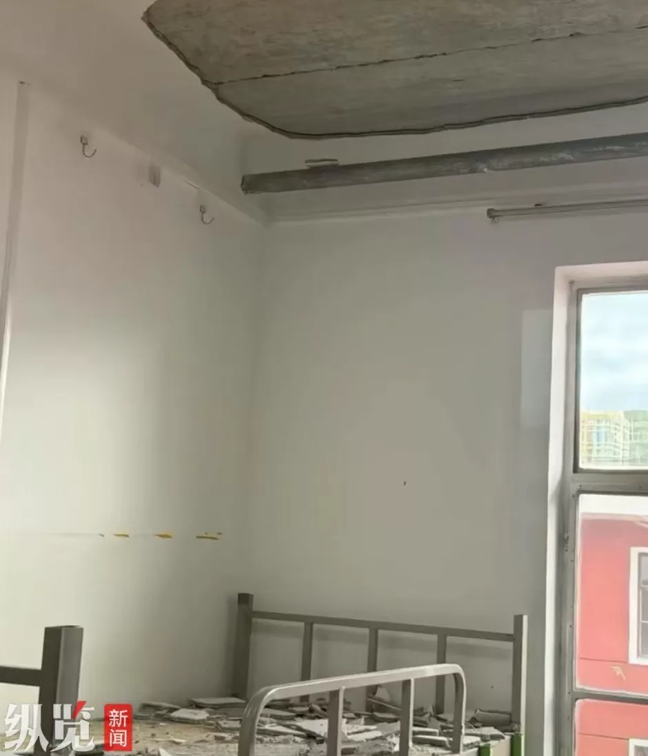 甘肃一高校被曝女生宿舍楼多次出现天花板墙皮脱落问题，校方称如何安排学生正在研究中-第2张图片-