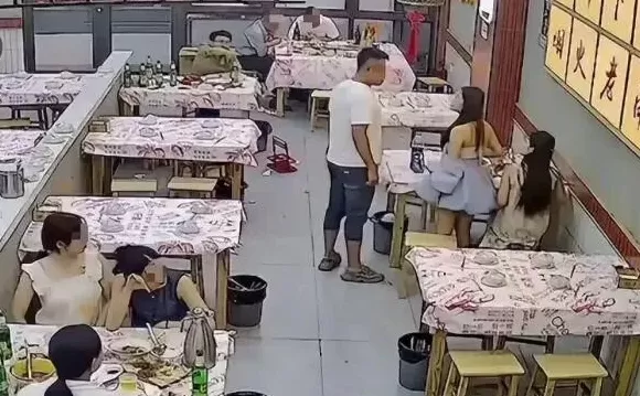 18岁女子遭陌生男子摸头并被辱骂，警方通报：闵某某（男，34岁），被行拘-第3张图片-