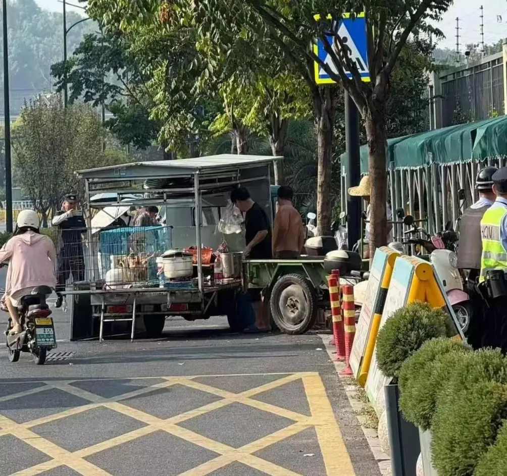 萧山一幼儿园门口有人售卖活禽,家长们有些担忧,属地发声-第1张图片- 萧山一幼儿园门口有人售卖活禽,家长们有些担忧,属地发声-第1张图片-