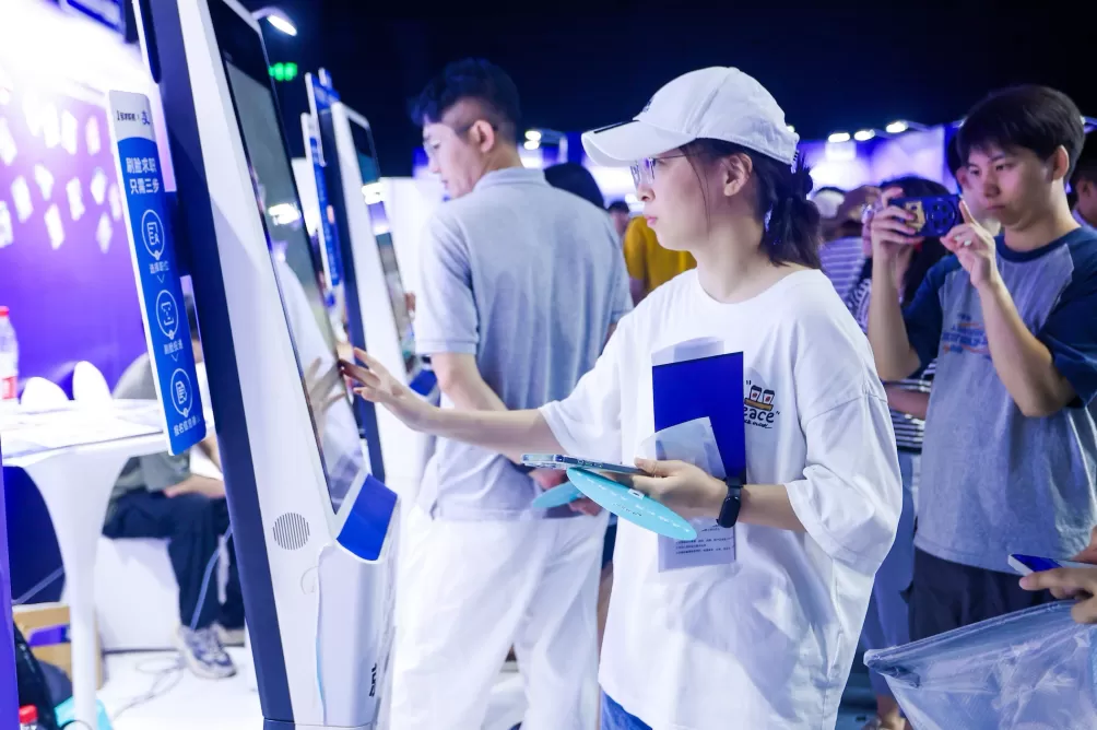 1万人来到外滩大会这场科技人才招聘会，超6成企业发布AI岗位需求-第3张图片-