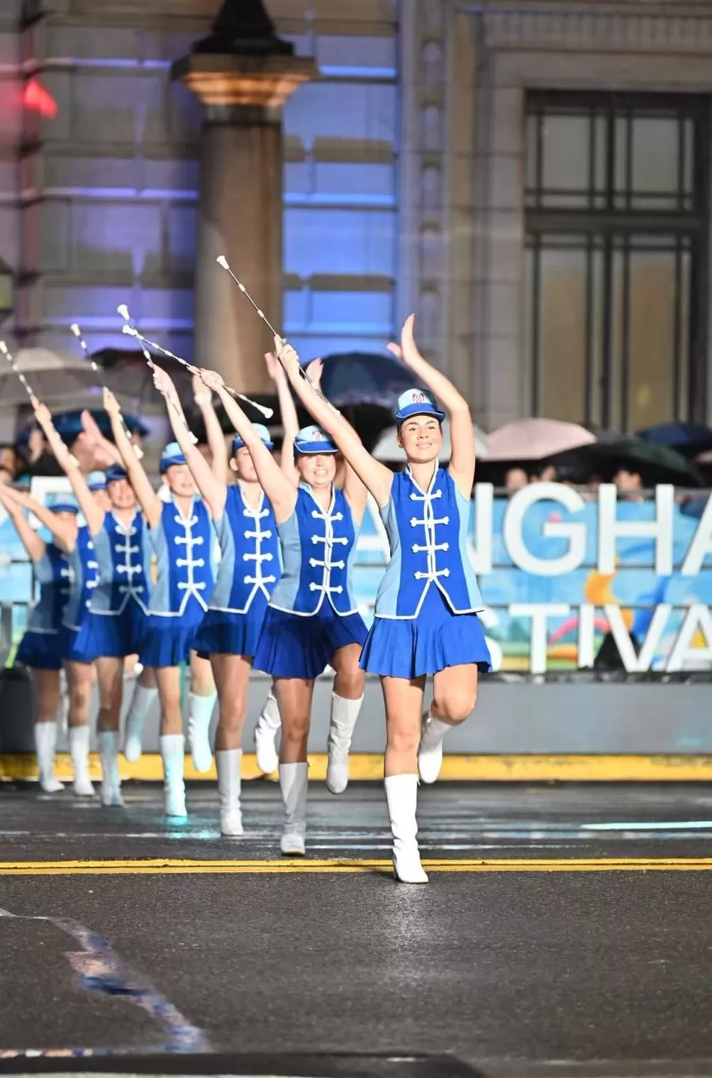 以满腔热忱点亮今夜的上海，25辆巡游花车“盛装”亮相外滩-第3张图片-