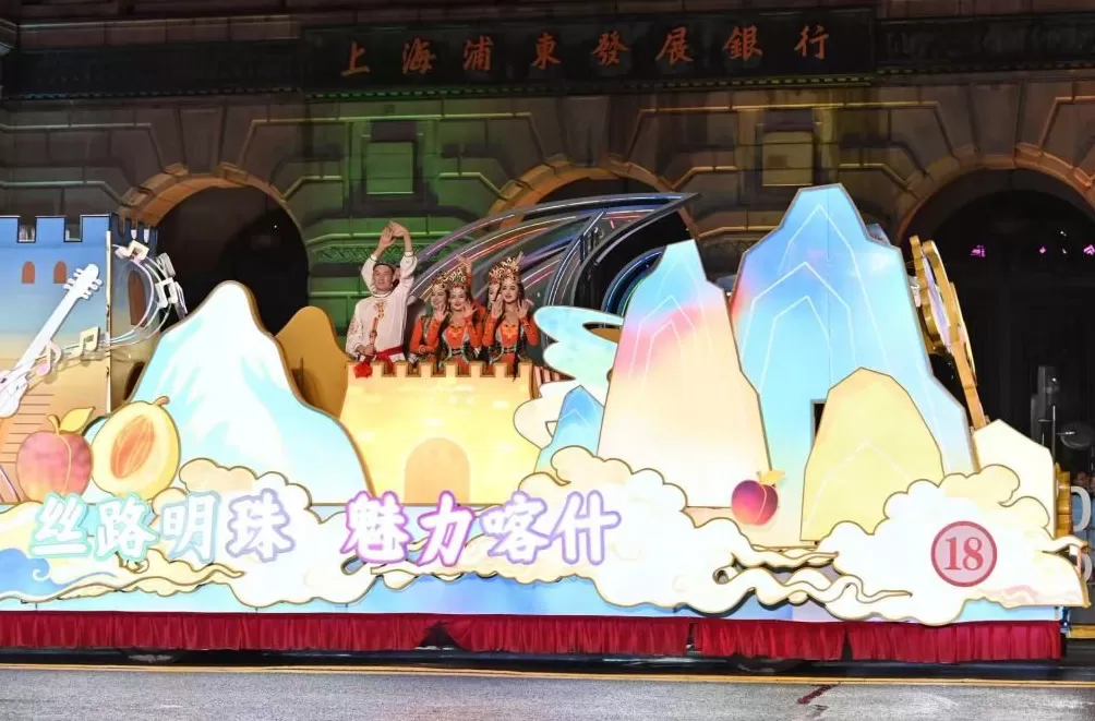 以满腔热忱点亮今夜的上海，25辆巡游花车“盛装”亮相外滩-第2张图片-