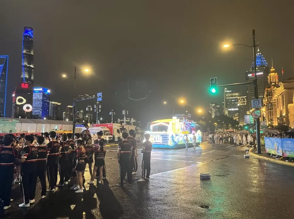 以满腔热忱点亮今夜的上海，25辆巡游花车“盛装”亮相外滩-第1张图片-