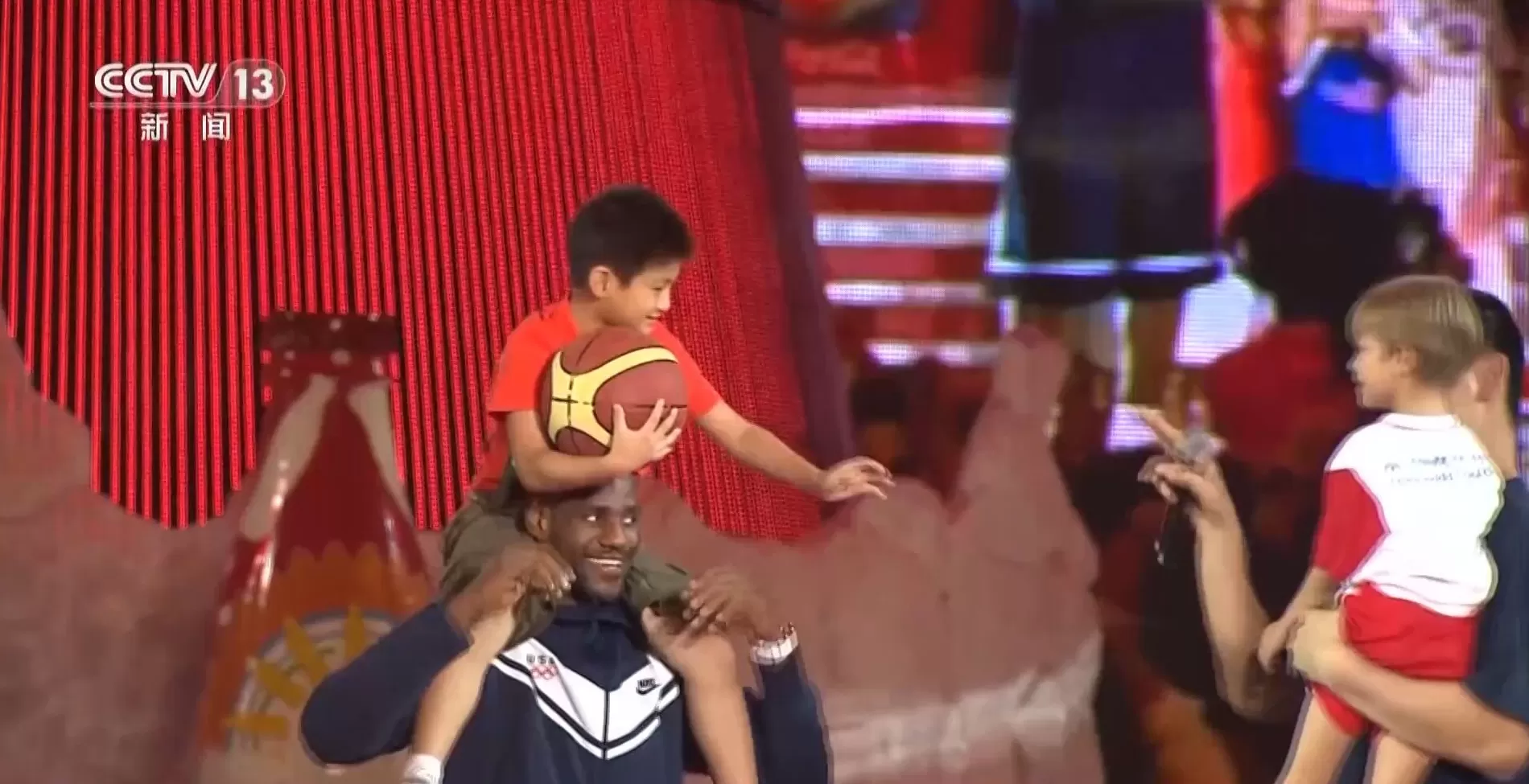 詹姆斯接受央视专访:22年“超长待机”有何秘诀?对青少年有啥建议?-第8张图片- 詹姆斯接受央视专访:22年“超长待机”有何秘诀?对青少年有啥建议?-第8张图片-