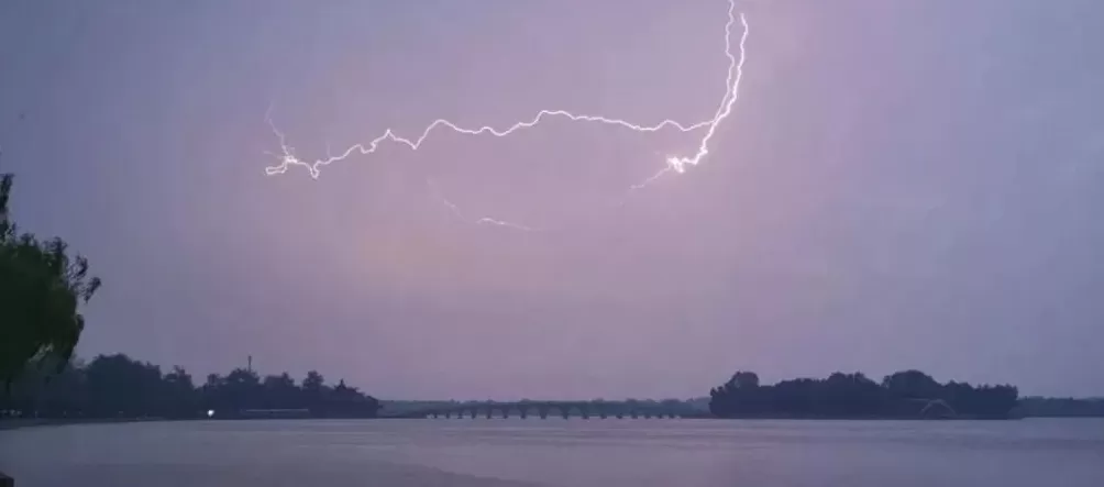 “天空像是在倒冰块！”北京这场冰雹为何如此猛烈？-第1张图片-