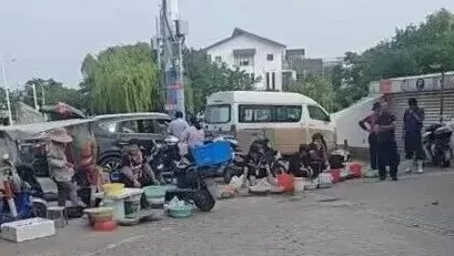 流动摊贩占道经营、垃圾堆积,市容与民生如何兼顾?-第1张图片- 流动摊贩占道经营、垃圾堆积,市容与民生如何兼顾?-第1张图片-
