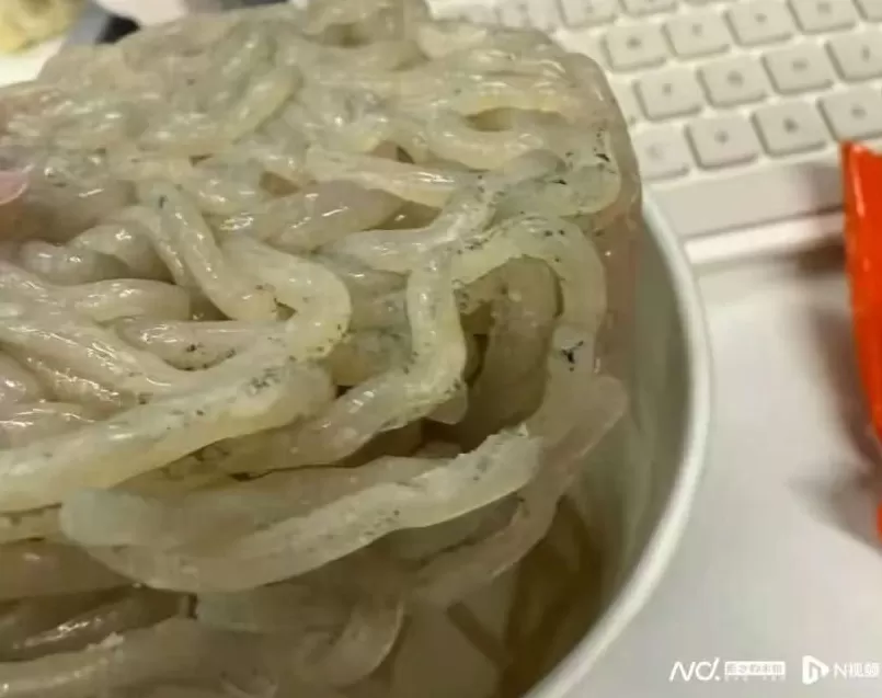 张兰直播麻六记后厨，证明自家非预制菜，却被曝无健康证、未洗手就切菜-第4张图片-