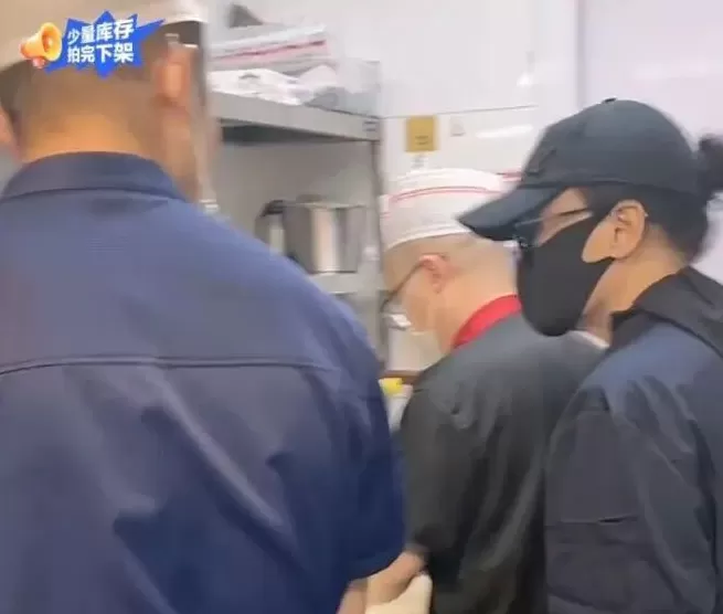 蹭热点却翻车！张兰后厨直播被曝无健康证，还不洗手切菜-第3张图片-