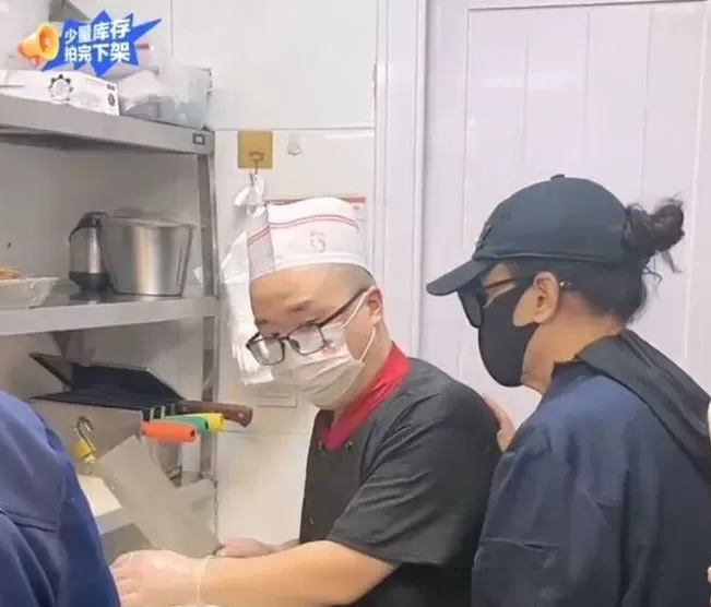 蹭热点却翻车！张兰后厨直播被曝无健康证，还不洗手切菜-第5张图片-