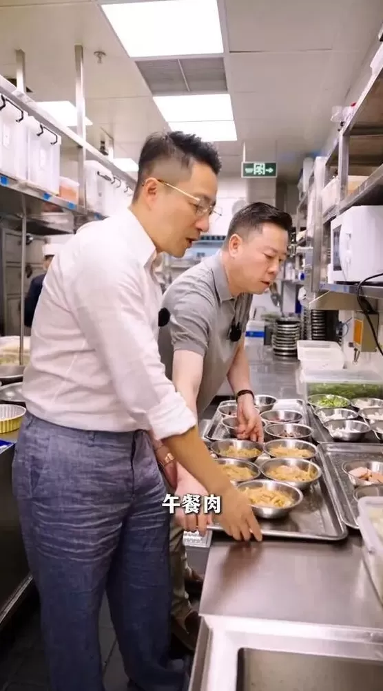 蹭热点却翻车！张兰后厨直播被曝无健康证，还不洗手切菜-第10张图片-