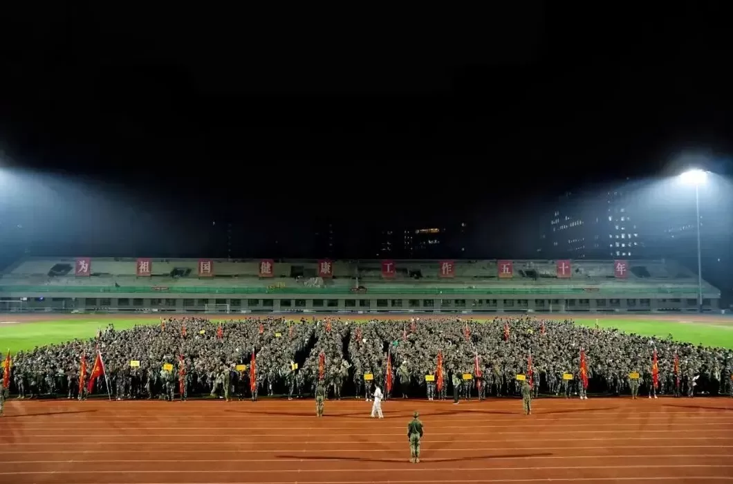 超燃！清华、上海交大等高校新生夜间拉练20公里-第1张图片-