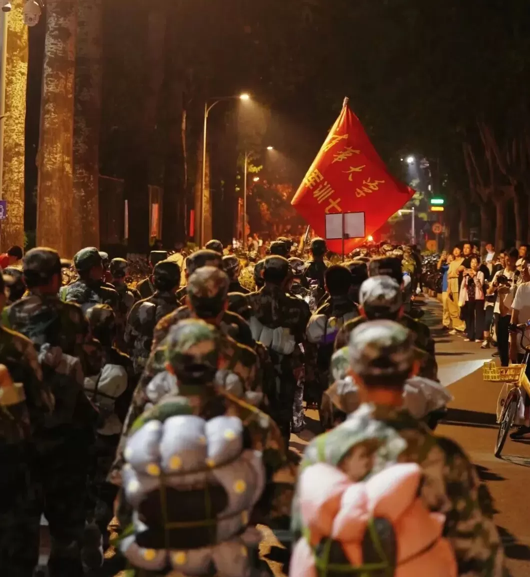 超燃！清华、上海交大等高校新生夜间拉练20公里-第2张图片-