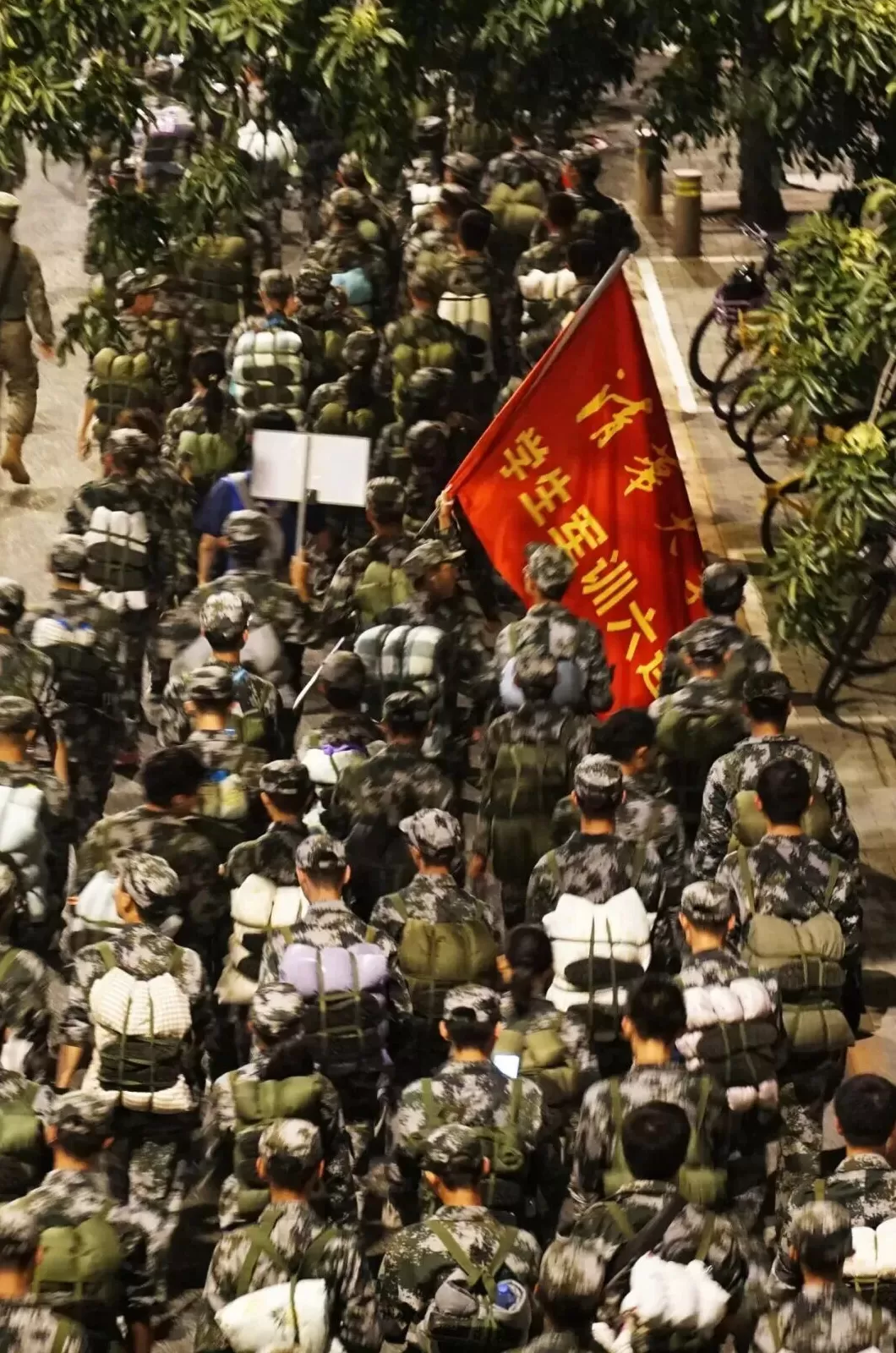 超燃！清华、上海交大等高校新生夜间拉练20公里-第3张图片-