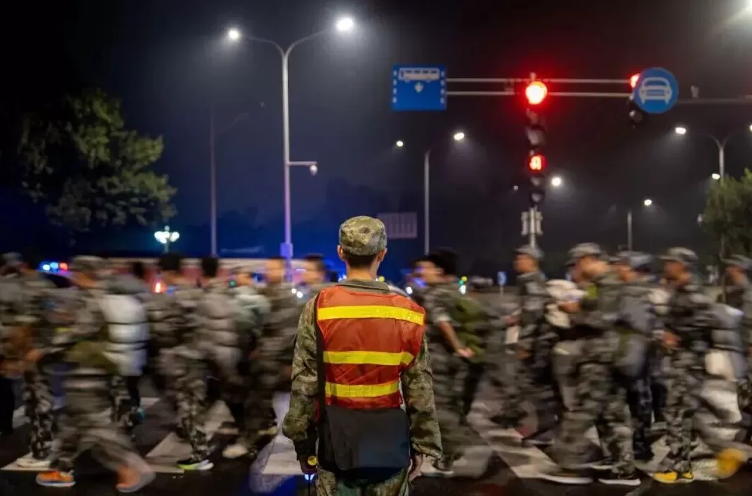 超燃！清华、上海交大等高校新生夜间拉练20公里-第4张图片-