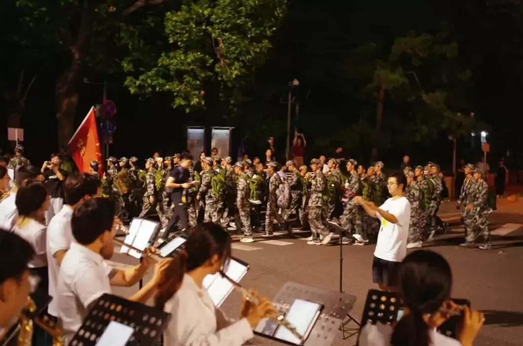 超燃！清华、上海交大等高校新生夜间拉练20公里-第5张图片-