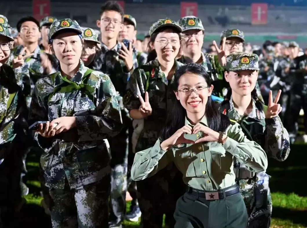 超燃！清华、上海交大等高校新生夜间拉练20公里-第7张图片-