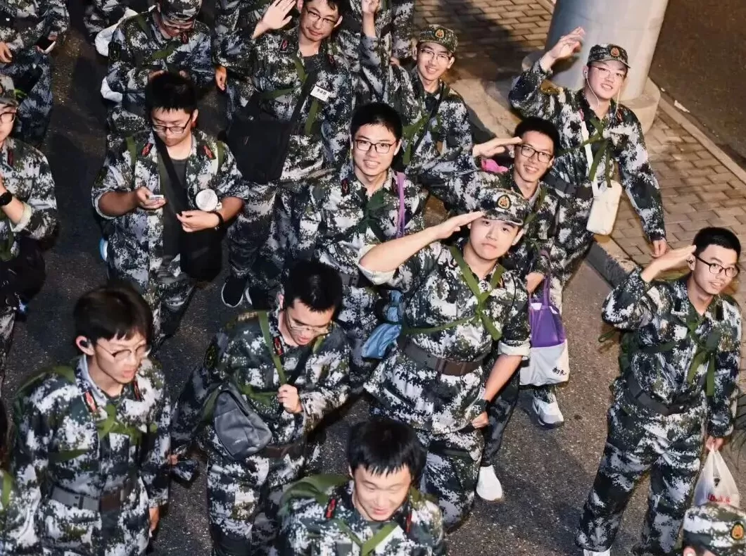 超燃！清华、上海交大等高校新生夜间拉练20公里-第6张图片-