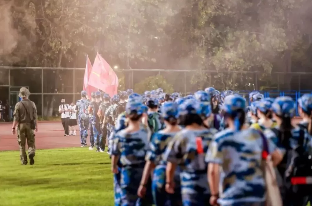 超燃！清华、上海交大等高校新生夜间拉练20公里-第9张图片-