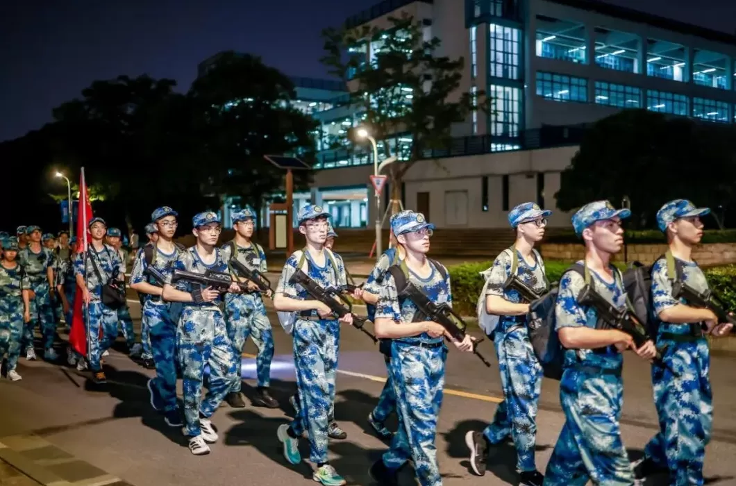 超燃！清华、上海交大等高校新生夜间拉练20公里-第10张图片-